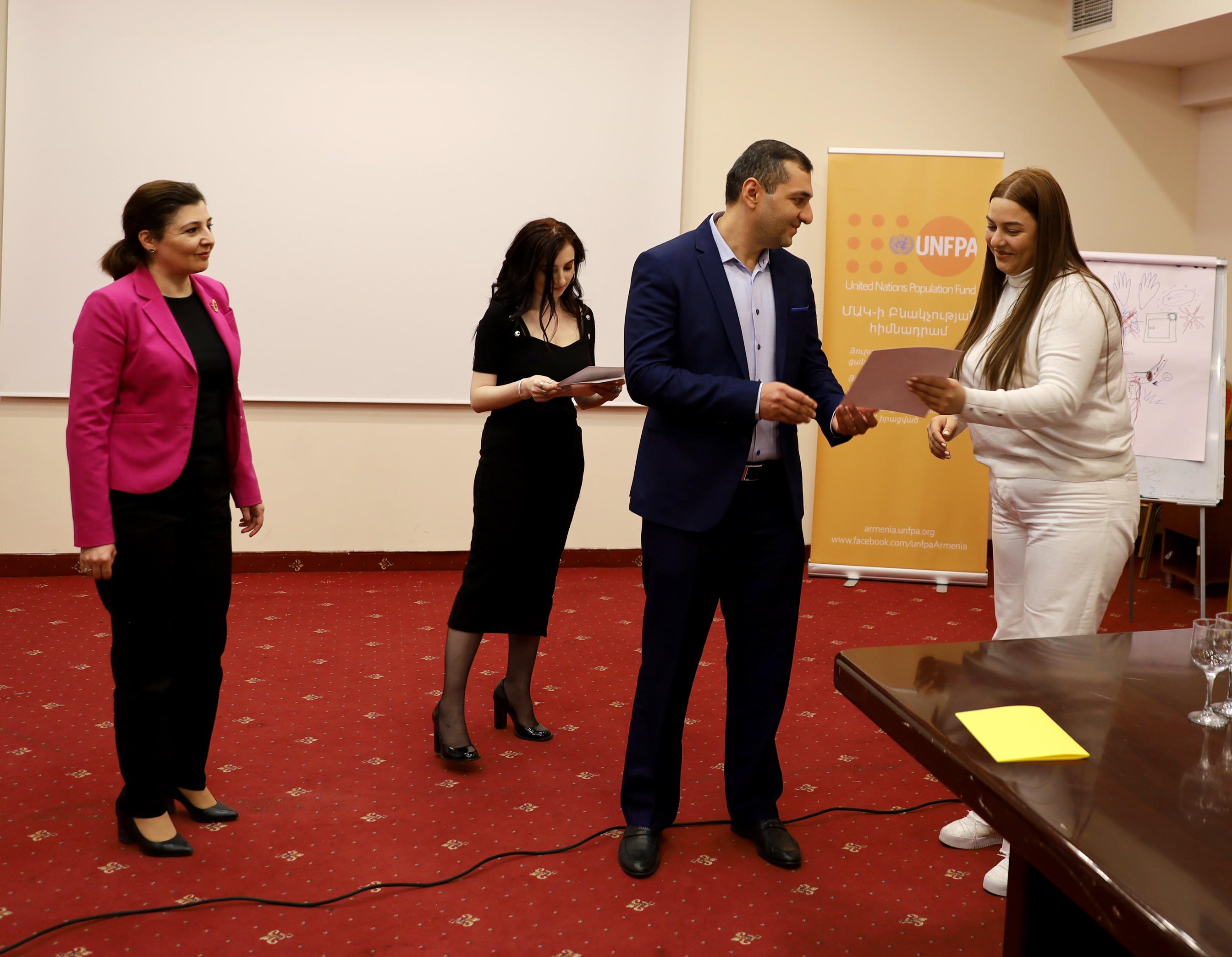 Artak Jumayan gives certificates to the workshop participates 