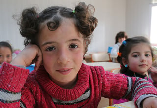 2015 թ․ ապրիլի 22-ին, աղջիկները սիրիացի երեխաների համար Քահրամանմարասում բացված նոր կրթական կենտրոնի դասարանում, UNICEF/UN019130/Ergen