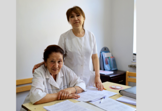 Լիանա Գևորգյանը իր մայրիկի Լիլա Պողոսյանի հետ 