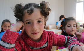 2015 թ․ ապրիլի 22-ին, աղջիկները սիրիացի երեխաների համար Քահրամանմարասում բացված նոր կրթական կենտրոնի դասարանում, UNICEF/UN019130/Ergen