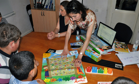 Elisa works with children at the “Independent life” resource center. Photo: Lena Hovhannisyan/"Agate" NGO, 2022