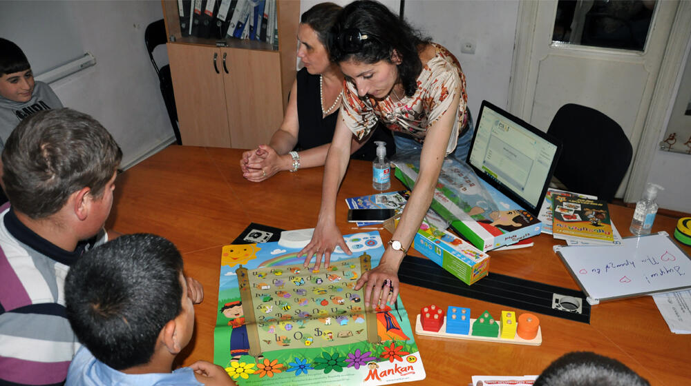 Elisa works with children at the “Independent life” resource center. Photo: Lena Hovhannisyan/"Agate" NGO, 2022